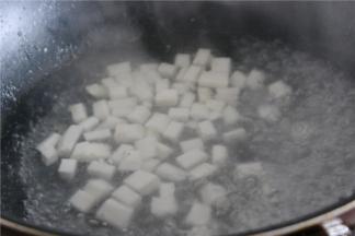 切好的山药放入沸水中焯水，去掉表面的粘液，以免影响烹饪的口感