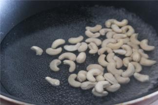 买来的生腰果去皮，先放入沸水中煮1分钟