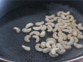 买来的生腰果去皮，先放入沸水中煮1分钟