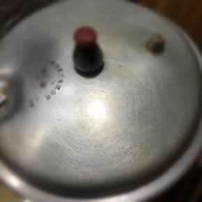 加盖，放上气阀，大火煮至上汽，转小火煲30分钟左右。