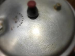 加盖，放上气阀，大火煮至上汽，转小火煲30分钟左右。