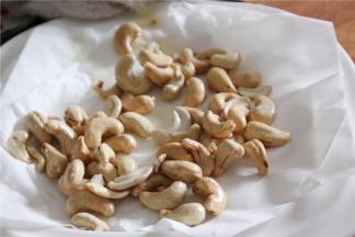 炸至表面金黄即可捞出