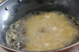 锅内倒油烧热，然后放入山药中火炸一分钟左右即可