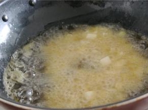 锅内倒油烧热，然后放入山药中火炸一分钟左右即可