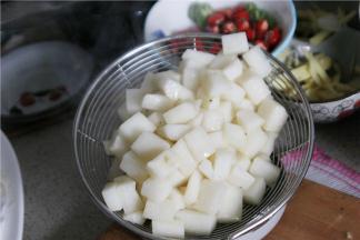 炸山药的时候油温一定高，这样才能避免山药吸太多的油。在家烹饪的时候如果掌握不好油温，可以先丢一个山药入锅，如果山药四周起小泡泡，就说明油温正合适。山药炸的时间不要太久，略微过油就可以，这样可以让山药的口感更佳的爽脆。