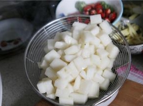 炸山药的时候油温一定高，这样才能避免山药吸太多的油。在家烹饪的时候如果掌握不好油温，可以先丢一个山药入锅，如果山药四周起小泡泡，就说明油温正合适。山药炸的时间不要太久，略微过油就可以，这样可以让山药的口感更佳的爽脆。