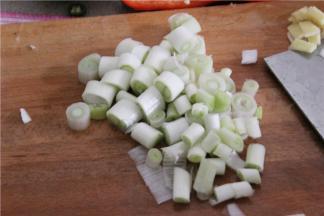 姜蒜切片，干辣椒和大葱切断备用