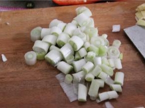 姜蒜切片，干辣椒和大葱切断备用