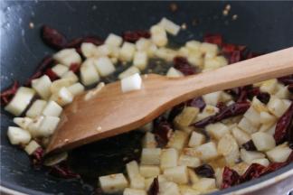 放入炸好的山药和葱段，翻炒均匀