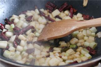 倒入少许的老抽，盐，白糖，醋调味，翻炒均匀