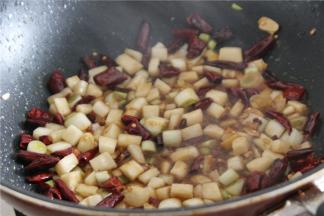 味道炒好之后淋入少许的水淀粉勾芡