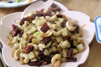 加入炸好的腰果翻炒均匀装盘出锅