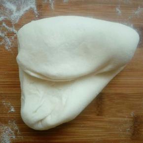 重复以上动作，直到把面团揉到光滑有透亮感，切开无气孔为止，面团揉好