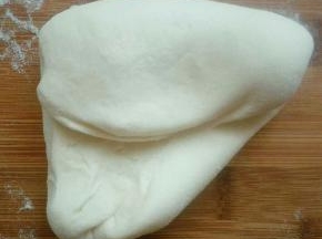 重复以上动作，直到把面团揉到光滑有透亮感，切开无气孔为止，面团揉好