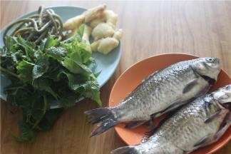 鲫鱼洗净，用刀刮掉去鳞，从鱼身侧面剖开，去腮及内脏，清洗干净