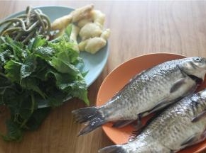 鲫鱼洗净，用刀刮掉去鳞，从鱼身侧面剖开，去腮及内脏，清洗干净