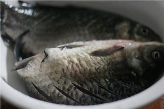 大概10分钟就可以，抹上少许的盐和白胡椒粉一是可以去腥味，二是可以让鱼更好的入味