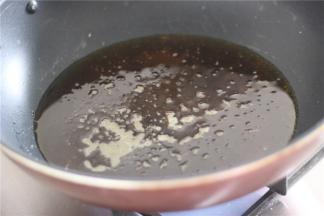 锅内倒入适量的油，烧至7成热