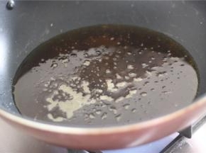 锅内倒入适量的油，烧至7成热