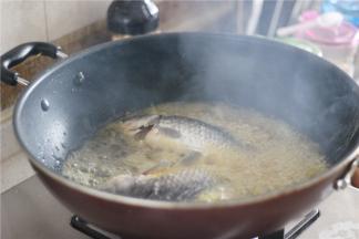 下鲫鱼炸2-3分钟，至两面金黄捞出（5成熟）