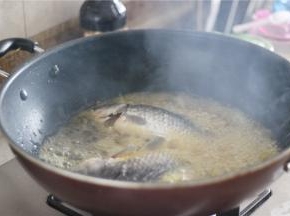 下鲫鱼炸2-3分钟，至两面金黄捞出（5成熟）