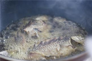 炸鱼的时间不宜太长，油炸是为了让其定型，在后续炖煮的时候不会散烂，所以炸至半熟就可以