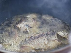 炸鱼的时间不宜太长，油炸是为了让其定型，在后续炖煮的时候不会散烂，所以炸至半熟就可以