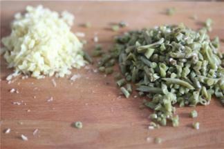 泡豇豆，泡姜，泡辣椒，大蒜切末备用
底料切的越碎越好，这样熬出来的汤汁味道才更加的浓郁