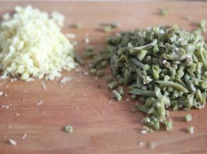 泡豇豆，泡姜，泡辣椒，大蒜切末备用
底料切的越碎越好，这样熬出来的汤汁味道才更加的浓郁