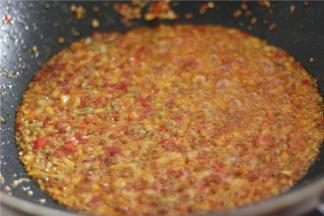 锅内留少许油，放入切好的泡椒、泡姜、泡豇豆（1:1:1）、小米辣、蒜米、豆瓣中火炒香