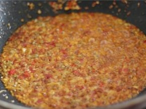 锅内留少许油，放入切好的泡椒、泡姜、泡豇豆（1:1:1）、小米辣、蒜米、豆瓣中火炒香