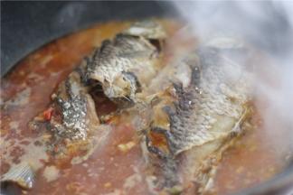 再放入炸好的鲫鱼