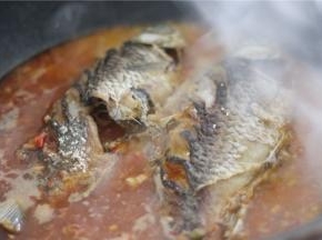 再放入炸好的鲫鱼