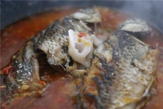 锅内加入鸡精、味精各1小勺、半小勺糖、少许白胡椒粉