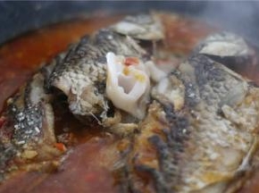 锅内加入鸡精、味精各1小勺、半小勺糖、少许白胡椒粉