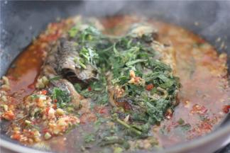 再放入猪油，藿香小火煮3-4分钟