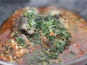 再放入猪油，藿香小火煮3-4分钟