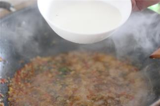 锅里汤汁加入水淀粉勾芡