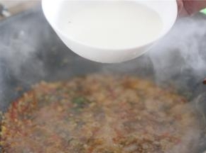 锅里汤汁加入水淀粉勾芡