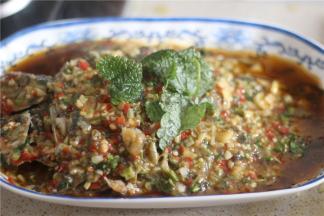 再加入藿香、少许醋、花椒油、香油，大火收汁，汤汁浓稠后淋在盘中的鱼上即可