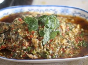 再加入藿香、少许醋、花椒油、香油，大火收汁，汤汁浓稠后淋在盘中的鱼上即可