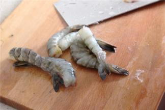 青虾去头，剥掉外壳，留着尾巴