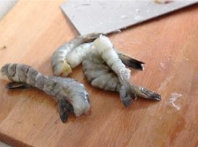 青虾去头，剥掉外壳，留着尾巴
