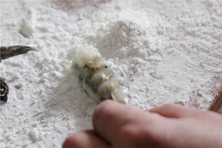 沿着虾背剪开去虾线