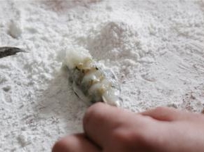 沿着虾背剪开去虾线