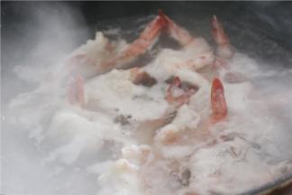 锅内加水煮开，放入虾仁焯水，焯水可以去腥味，不破坏整道菜的口感和味道