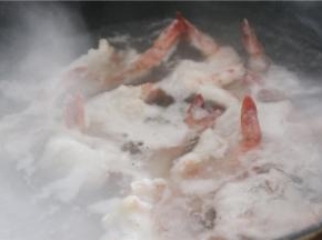 锅内加水煮开，放入虾仁焯水，焯水可以去腥味，不破坏整道菜的口感和味道