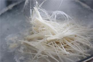 锅内烧开水，放入粉丝和金针菇煮熟
