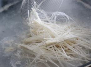 锅内烧开水，放入粉丝和金针菇煮熟