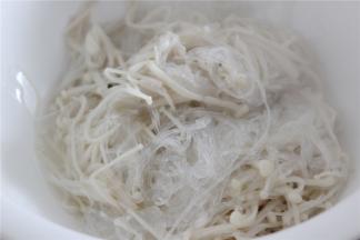 然后捞出放入盘子中备用